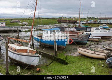 Bateaux traditionnels construits en clinker sur la boue à marée basse à Leigh Marina, Leigh-on-Sea, Essex, Royaume-Uni Banque D'Images