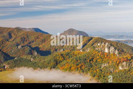 vue automnale à flanc de montagne avec feuillage luxuriant et doux couvert nuageux créant un panorama naturel pittoresque. Les rochers Sulov, réserve naturelle nationale Banque D'Images