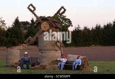 Kirmes 03.10.2025, Wundersleben, Am Ortseingang wurde aus Strohballen eine Muehle gebaut, auf Baenken sitzen Strohpuppen, traditionell werden im laendlichen Raum Gebilde aus Stroh aufgestellt, um auf die Kirmes hinzuweisen *** funfair 03 10 2025, Wundersleben, à l'entrée du village un moulin a été construit à partir de balles de paille, des poutres de paille, attirent l'attention des poutres de poutres de poutres de poutres de poutres de poutres de poutres Banque D'Images