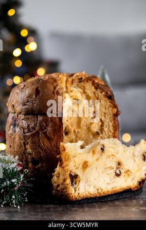 Panettone italien traditionnel sur table en bois et fond d'arbre de Noël Banque D'Images