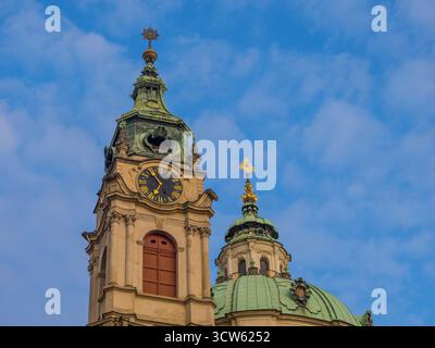 Tour de l'horloge, Église Nicolas (Malá Strana), Prague, Tchéquie. Banque D'Images