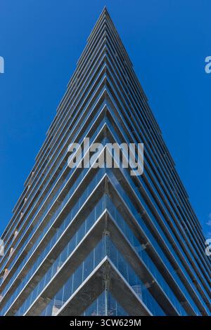 Architecture abstraite, bâtiment contemporain avec des angles vifs, vue en angle bas, ciel bleu Banque D'Images