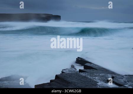 Vagues de tempête hivernale dans la baie de Skaill, Orcades, Écosse Banque D'Images