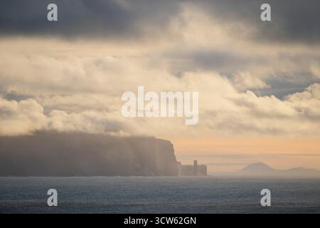 Vue vers Hoy depuis Marwick Head, Orkney Islands, Écosse Banque D'Images
