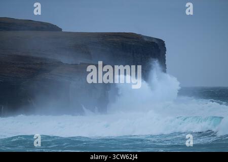 Les vagues s'écrasent dans les falaises de la baie de Skaill, dans les îles Orcades, en Écosse Banque D'Images