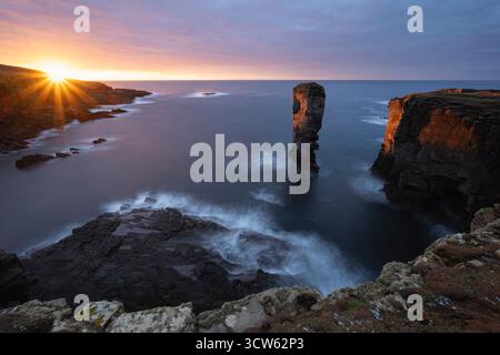 Coucher de soleil d'hiver à Yesnaby Castle Sea Stack, Orcades Islands, Écosse Banque D'Images
