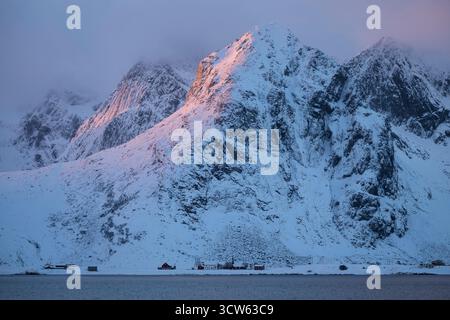 Lumière hivernale sur le pic de montagne Flakstadtind, îles Lofoten, Norvège Banque D'Images