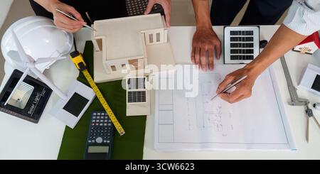Durabilité en architecture. Professionnels collaborant à la conception de bâtiments respectueux de l'environnement. Banque D'Images