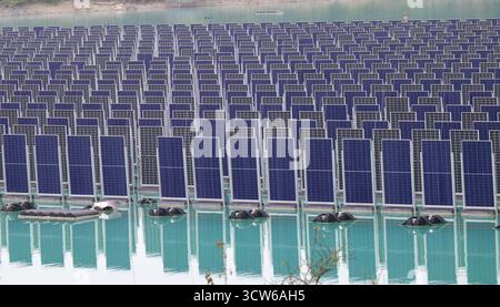 Gilching, Allemagne. 10 octobre 2025. Un système photovoltaïque flottant a été installé sur un étang de carrière. Le ministre bavarois, le président Söder, a inauguré le système ce matin. Crédit : Peter Kneffel/dpa/Alamy Live News Banque D'Images