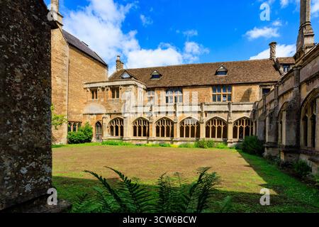 Architecture historique voûtée en éventail des cloîtres de Lacock Abbey, Wiltshire, Angleterre, Royaume-Uni Banque D'Images