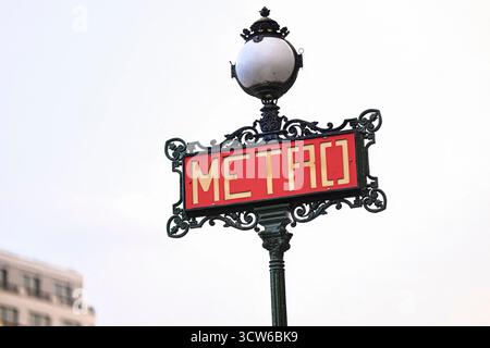 Paris, France. 09 octobre 2025. L'illustration montre le panneau RATP Metro du métro métropolitain parisien du 9 octobre 2025, Paris, France. Photo de Victor Joly/ABACAPRESS.COM crédit : Abaca Press/Alamy Live News Banque D'Images