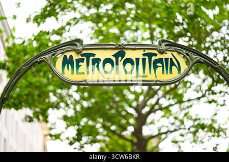 Paris, France. 09 octobre 2025. L'illustration montre le panneau RATP Metro du métro métropolitain parisien du 9 octobre 2025, Paris, France. Photo de Victor Joly/ABACAPRESS.COM crédit : Abaca Press/Alamy Live News Banque D'Images