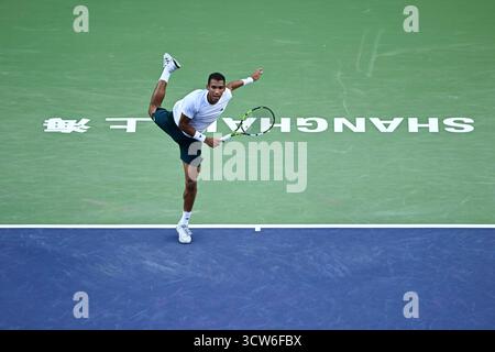 Shanghai, Chine. 10 octobre 2025. Felix Auger-Aliassime, du Canada, sert à Arthur Rinderknech, de France, pendant le quart de finale masculin en simple au tournoi de tennis ATP World Tour Shanghai Masters à Shanghai, dans l'est de la Chine, 10 octobre 2025. Crédit : Chen Haoming/Xinhua/Alamy Live News Banque D'Images