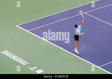 Shanghai, Chine. 10 octobre 2025. Arthur Rinderknech, de France, sert à Felix Auger-Aliassime, du Canada, pendant le quart de finale masculin en simple au tournoi de tennis ATP World Tour Shanghai Masters à Shanghai, dans l'est de la Chine, 10 octobre 2025. Crédit : Wang Xiang/Xinhua/Alamy Live News Banque D'Images
