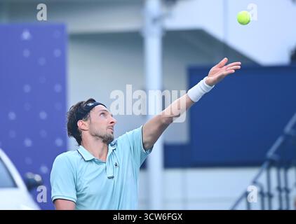 Shanghai, Chine. 10 octobre 2025. Arthur Rinderknech, de France, sert à Felix Auger-Aliassime, du Canada, pendant le quart de finale masculin en simple au tournoi de tennis ATP World Tour Shanghai Masters à Shanghai, dans l'est de la Chine, 10 octobre 2025. Crédit : Chen Haoming/Xinhua/Alamy Live News Banque D'Images