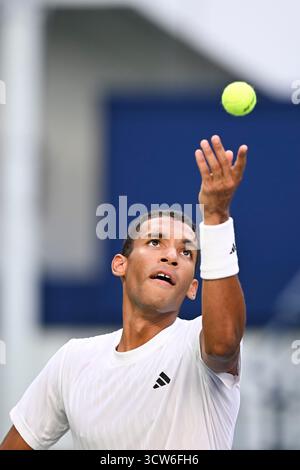 Shanghai, Chine. 10 octobre 2025. Felix Auger-Aliassime, du Canada, sert à Arthur Rinderknech, de France, pendant le quart de finale masculin en simple au tournoi de tennis ATP World Tour Shanghai Masters à Shanghai, dans l'est de la Chine, 10 octobre 2025. Crédit : Chen Haoming/Xinhua/Alamy Live News Banque D'Images