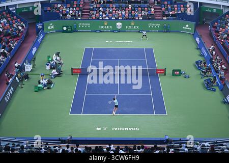 Shanghai, Chine. 10 octobre 2025. Arthur Rinderknech (ci-dessous), de France, sert à Felix Auger-Aliassime du Canada lors du quart de finale en simple masculin au tournoi de tennis ATP World Tour Shanghai Masters à Shanghai, dans l'est de la Chine, 10 octobre 2025. Crédit : Chen Haoming/Xinhua/Alamy Live News Banque D'Images
