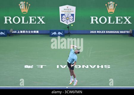 Shanghai, Chine. 10 octobre 2025. Arthur Rinderknech, de France, sert à Felix Auger-Aliassime, du Canada, pendant le quart de finale masculin en simple au tournoi de tennis ATP World Tour Shanghai Masters à Shanghai, dans l'est de la Chine, 10 octobre 2025. Crédit : Chen Haoming/Xinhua/Alamy Live News Banque D'Images