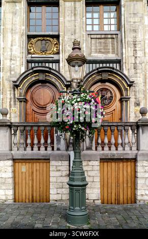 Bruxelles, Belgique - 29 août 2018 - architecture européenne élégante avec lanterne florale et portes en bois. Banque D'Images