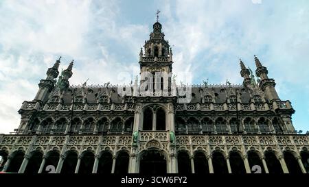 Bruxelles, Belgique - 29 août 2018 - architecture gothique d'un bâtiment historique bruxellois avec façade ornée sous ciel bleu. Banque D'Images