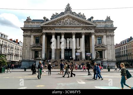 Bruxelles, Belgique - 29 août 2018 - bâtiment historique de la bourse de bruxelles avec des gens devant. Banque D'Images