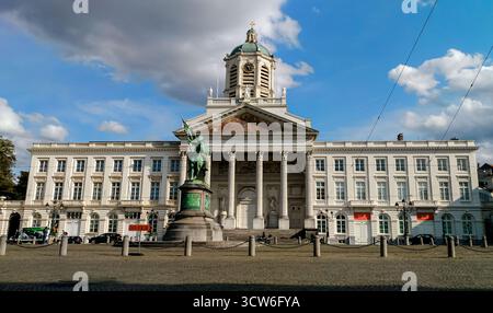 Bruxelles, Belgique - 29 août 2018 - place royale historique avec statue équestre et église néoclassique sous ciel bleu. Banque D'Images