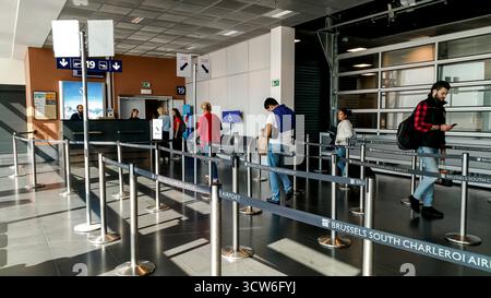 Bruxelles, Belgique - 29 août 2018 - les passagers font la queue à la porte d'embarquement de l'aéroport de bruxelles-Sud charleroi terminal. Banque D'Images