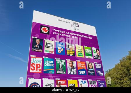Panneau d'affichage de campagne Elections pays-Bas, pour les élections générales de 2025 avec plusieurs affiches de partis politiques néerlandais. Nieuwegein, pays-Bas. 9 O. Banque D'Images
