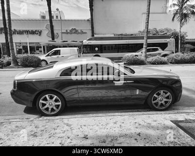 Miami Beach, Floride États-Unis - 8 juin 2024 : 2014 Rolls-Royce Wraith voiture de luxe à Ocean Drive miami Beach. Rolls Royce est une marque britannique de voitures de luxe Banque D'Images