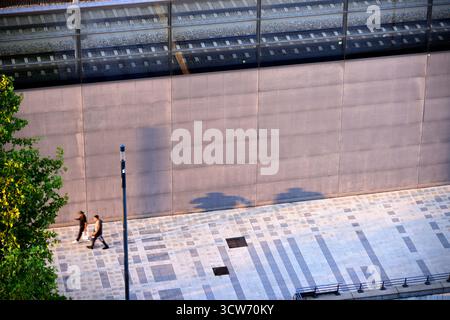 Longues ombres de gens marchant Hautabahnhof Vienne Autriche Banque D'Images