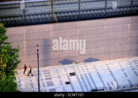 Longues ombres de gens marchant Hautabahnhof Vienne Autriche Banque D'Images