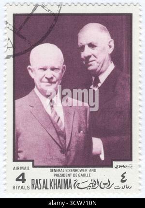 EMIRAT RAS Al KHAIMAH - 22 juillet 1970 : timbre-poste à 4 riyal noir et violet-violet représentant un portrait du général Dwight Eisenhower (USA) et du président Charles de Gaulle (France) Banque D'Images
