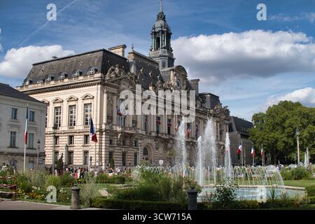 Hôtel de ville français et place de la Fontaine - Grand Hôtel de ville (hôtel de ville) décoré en France, présentant une architecture classique et une fontaine publique Banque D'Images