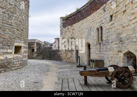 Canons historiques et murs de pierre à l'intérieur du château Deal, un fort Tudor dans le Kent, en Angleterre Banque D'Images