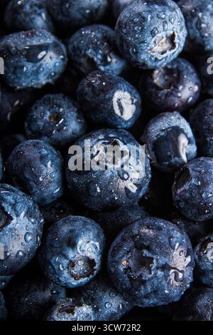 myrtilles fraîches en gros plan, baies mûres, fruits sains, fond sombre Banque D'Images