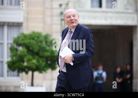 Paris, France. 10 octobre 2025. Hervé Marseille, président du parti de centre-droit de l'Union des démocrates et indépendants (UDI), arrive à une réunion avec le président français et des dirigeants politiques au Palais de l'Élysée à Paris, France, le 10 octobre 2025. Photo de Raphael Lafargue/ABACAPRESS.COM crédit : Abaca Press/Alamy Live News Banque D'Images