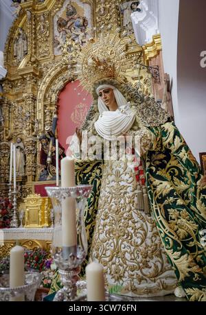 Séville, 10/02/2025. L'Esperanza de Triana, sur son flotteur pour la mission. Photo : Manuel Gómez. ARCHSEV. Crédit : album / Archivo ABC / Manuel Gómez Banque D'Images