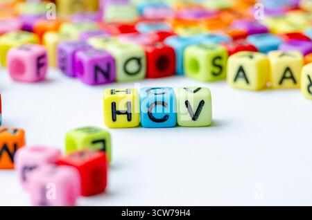 Texte VHC sur des cubes multicolores représentant une valeur de conservation élevée. Concept de conservation Banque D'Images
