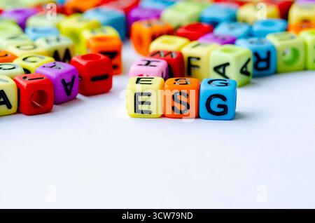Texte ESG sur le cube multicolore représentant l'environnement, le social et la gouvernance. Concept de conservation Banque D'Images