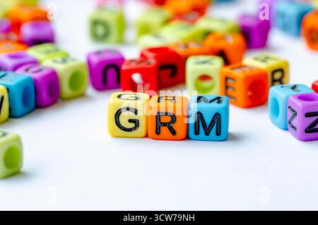 Texte GRM sur les cubes multicolores représentant le mécanisme de recours en cas de grief. Concept de conservation Banque D'Images