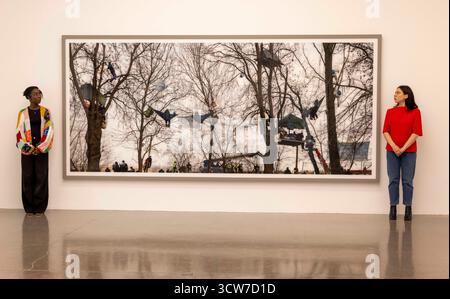 Londres, Royaume-Uni 10th Oct 2025 Lüzerath, 2023, Inkjet print et Diasec coïncidant avec Frieze London 2025, White Cube Mason’s Yard présente une nouvelle œuvre d’Andreas Gursky, du 11 Oct au 8 Nov, qui approfondit son intérêt pour la musique et ses recherches en cours sur la culture contemporaine. Après une collaboration prolongée avec un musicien anglais de premier plan, au cours de laquelle il a obtenu un accès exclusif sur scène à des concerts live, Gursky a créé une nouvelle image qui sert à la fois de document contemporain puissant de la culture de la jeunesse et une déclaration visuelle convaincante sur la célébrité mondiale. Andreas Gursky à la White Cube Gallery Banque D'Images