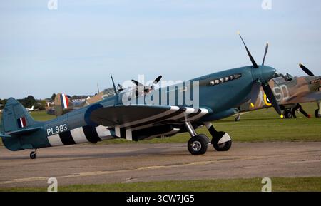 Supermarine Spitfire's Mk PRXI (PL983), après avoir participé à la formation de grandes ailes, au spectacle aérien de la bataille d'Angleterre, Duxford, Banque D'Images