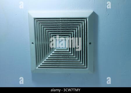 Ventilateur de soufflerie d'extraction, qui est installé au plafond. Banque D'Images