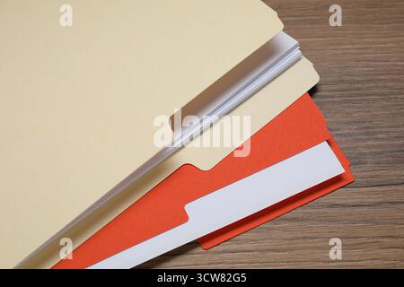 Beaucoup de documents dans des dossiers sur la table en bois, gros plan Banque D'Images