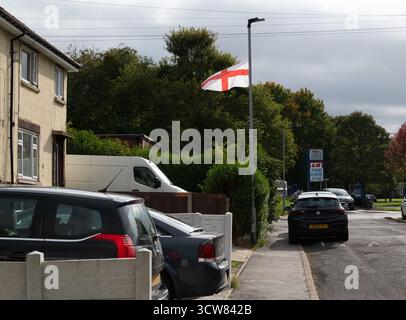 Drapeaux de St George’s Cross affichés sur des lampadaires lors de l’« opération Raise the Colours » à Rotherham, South Yorkshire, Angleterre Banque D'Images