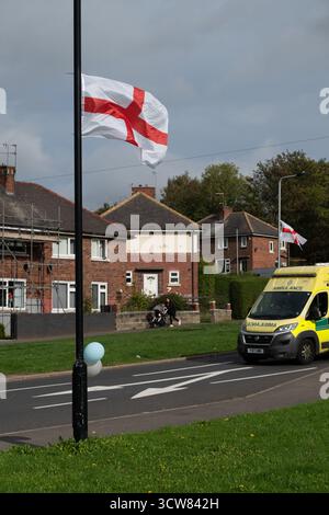 Drapeaux de St George’s Cross affichés sur des lampadaires lors de l’« opération Raise the Colours » à Rotherham, South Yorkshire, Angleterre Banque D'Images