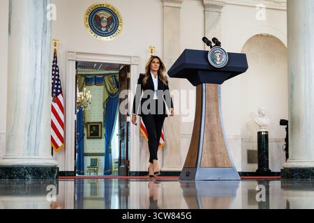 Washington, États-Unis. 10 octobre 2025. La première dame américaine Melania Trump sort de la salle bleue pour entrer dans le Grand foyer pour annoncer le retour des enfants ukrainiens enlevés de leur pays par la Russie après le début de l’invasion russe de l’Ukraine à la Maison Blanche à Washington, DC le 10 octobre 2025. (Photo de Samuel Corum/Sipa USA) crédit : Sipa USA/Alamy Live News Banque D'Images