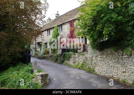 Cotswolds Street à Castle Combe avec de charmants cottages en pierre, avec une architecture rustique et des toits abrupts et en pente. La façade est ornée de Climb Banque D'Images