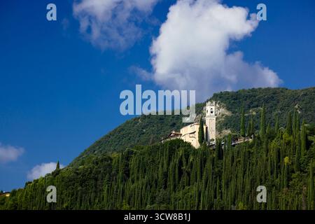 Chiesa di Montemaderno surplombant Toscolano Italie Banque D'Images