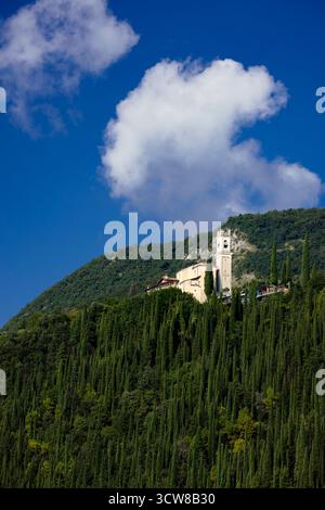 Chiesa di Montemaderno surplombant Toscolano Italie Banque D'Images